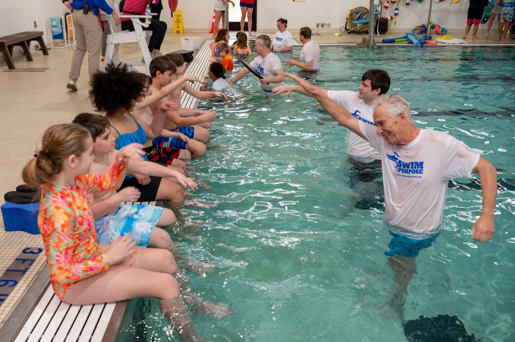Group swim lesson with children
